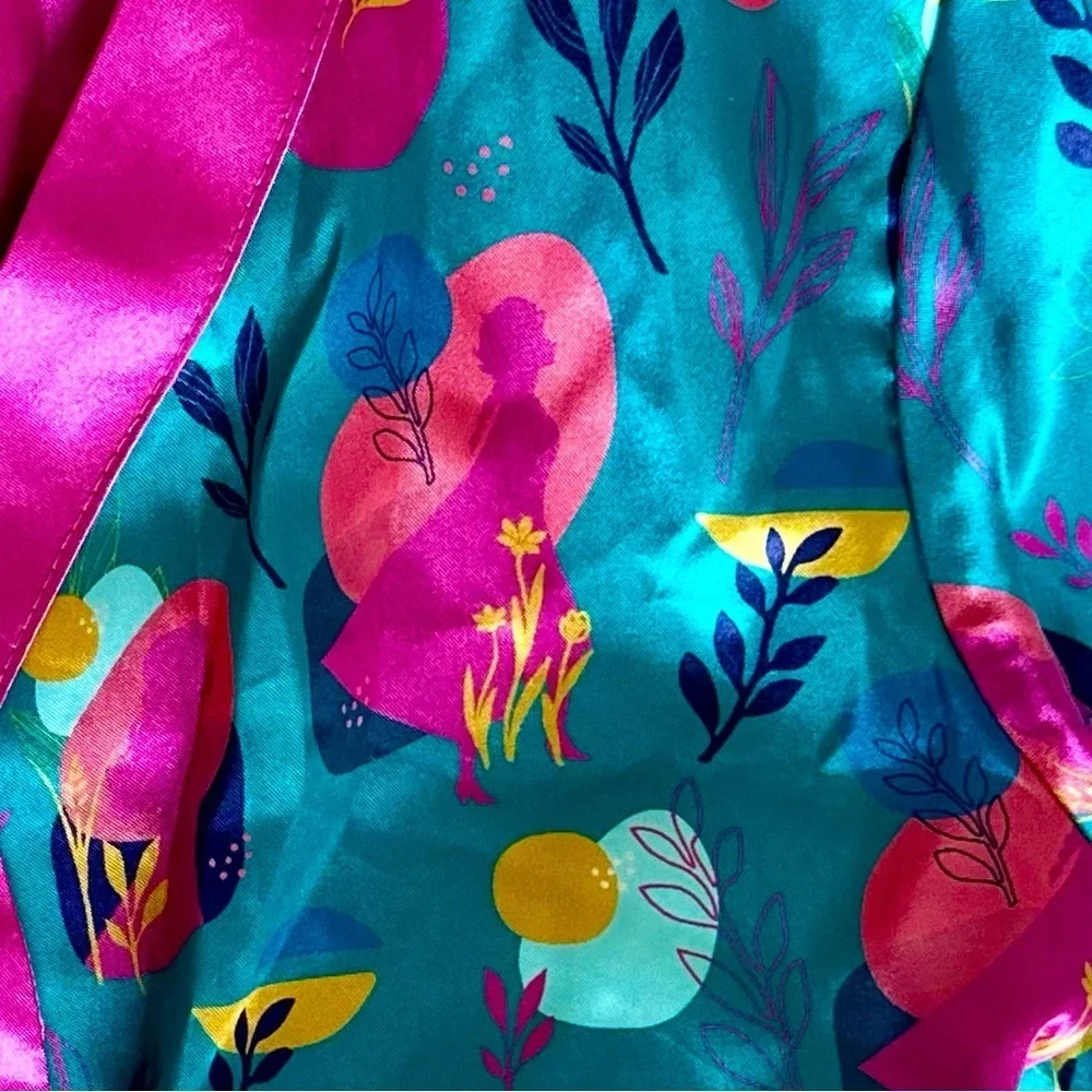 Rare Disney Frozen Girl’s Silky Robe Size 7/8 ADORABLE Seriously the cutest robe